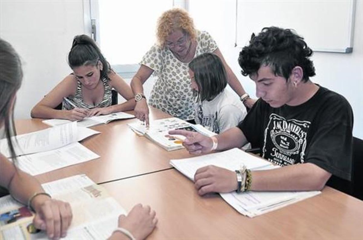 Al sortir de classe 8 Una professora jubilada ajuda els nens a seguir el curs en horari extraescolar. Al sortir de classe 8 Una professora jubilada ajuda els nens a seguir el curs en horari extraescolar.
