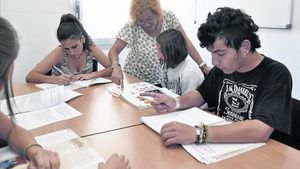 Al sortir de classe 8 Una professora jubilada ajuda els nens a seguir el curs en horari extraescolar.