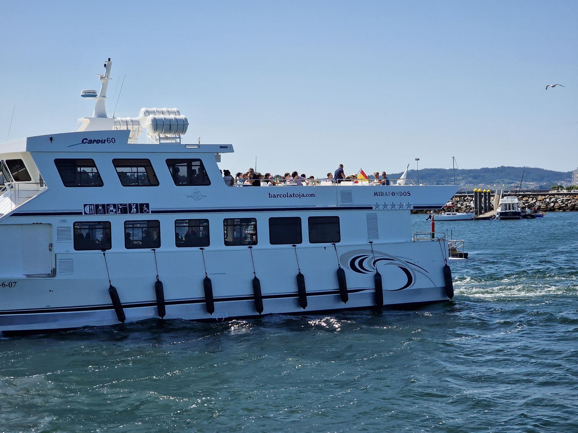 Turistas en los catamaranes de O Grove.