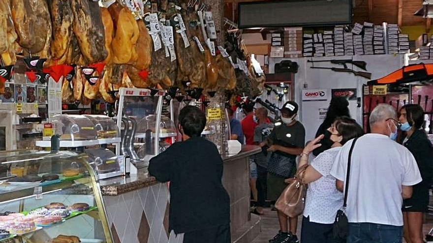 Una zona comercial de la estación de servicio de Sejas de Aliste