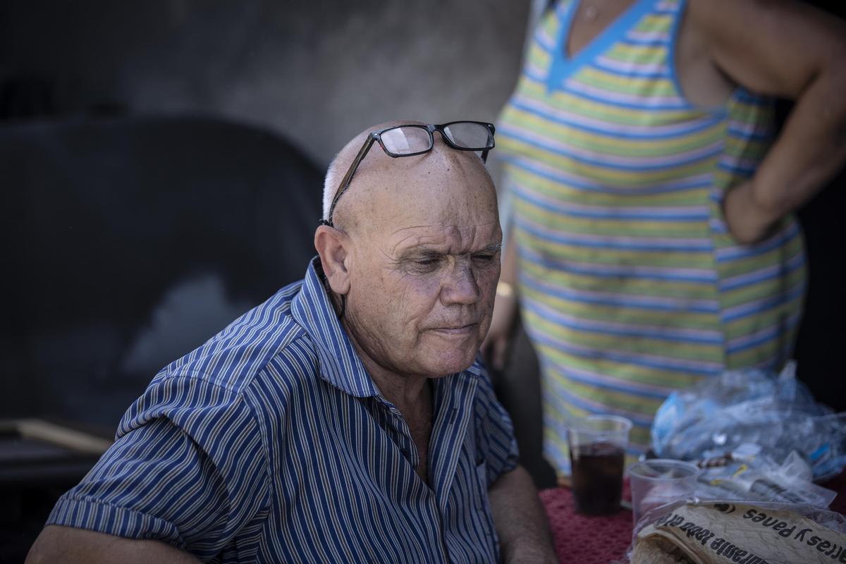 Vecinos del Bages en sus casas quemadas tras el incendio