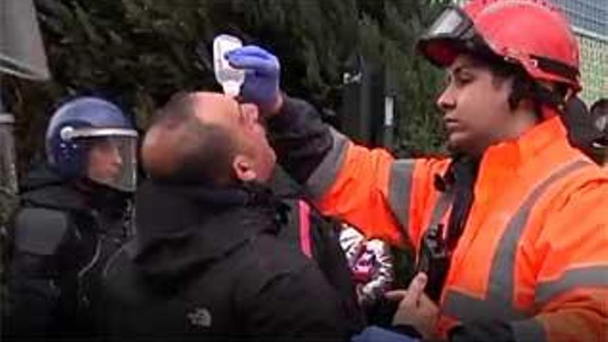 La policía usa gas pimienta contra ultras del Atlético