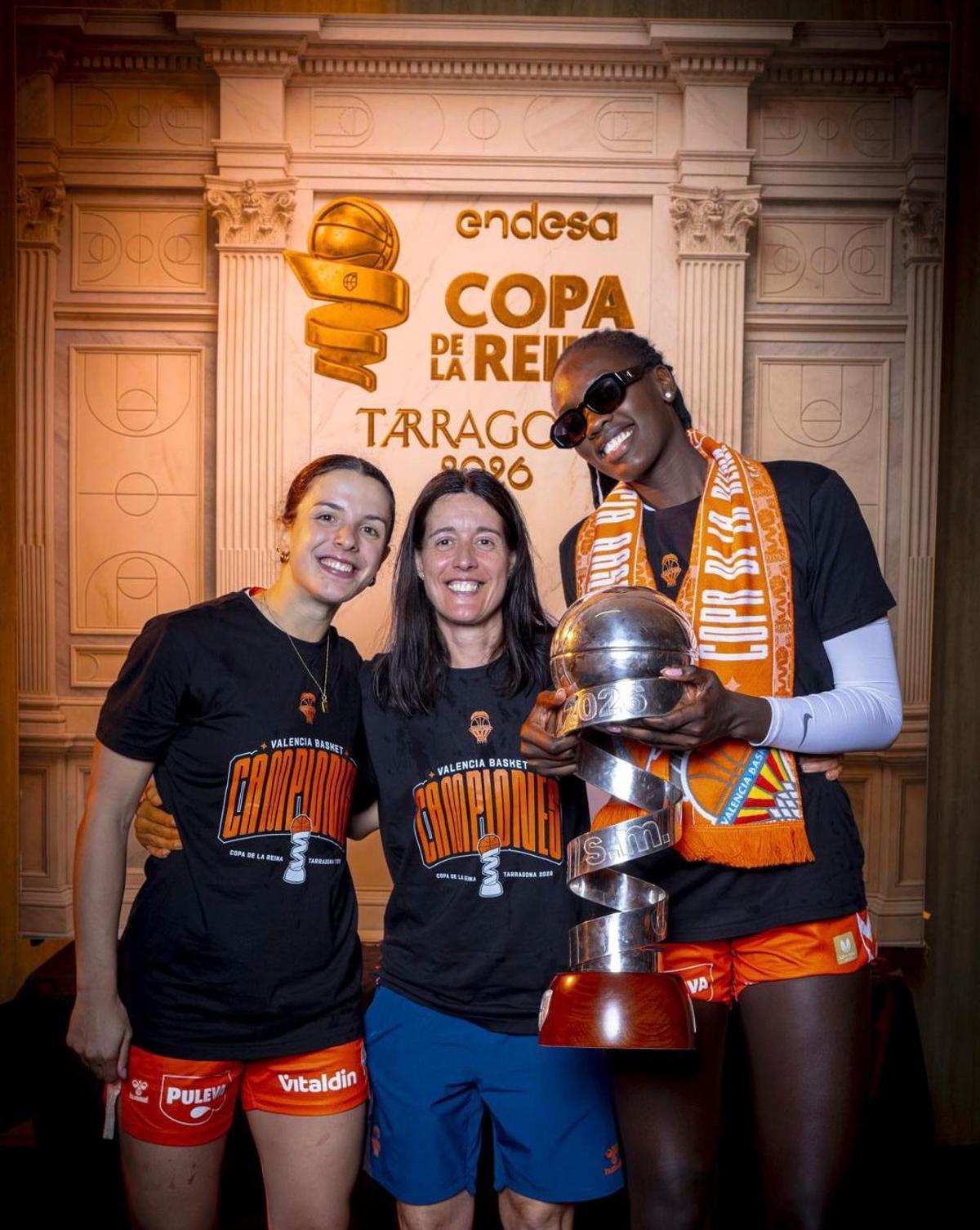 Gloria Estopà, con Elena Buenavida y Awa Fam tras ganar la Copa de la Reina.
