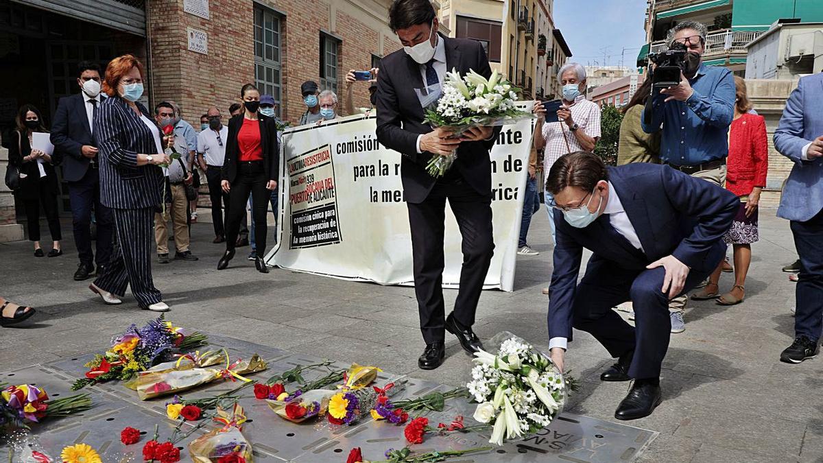 El president, Ximo Puig, durante la ofrenda floral con el alcalde de Alicante, Luis Barcala. | INFORMACIÓN