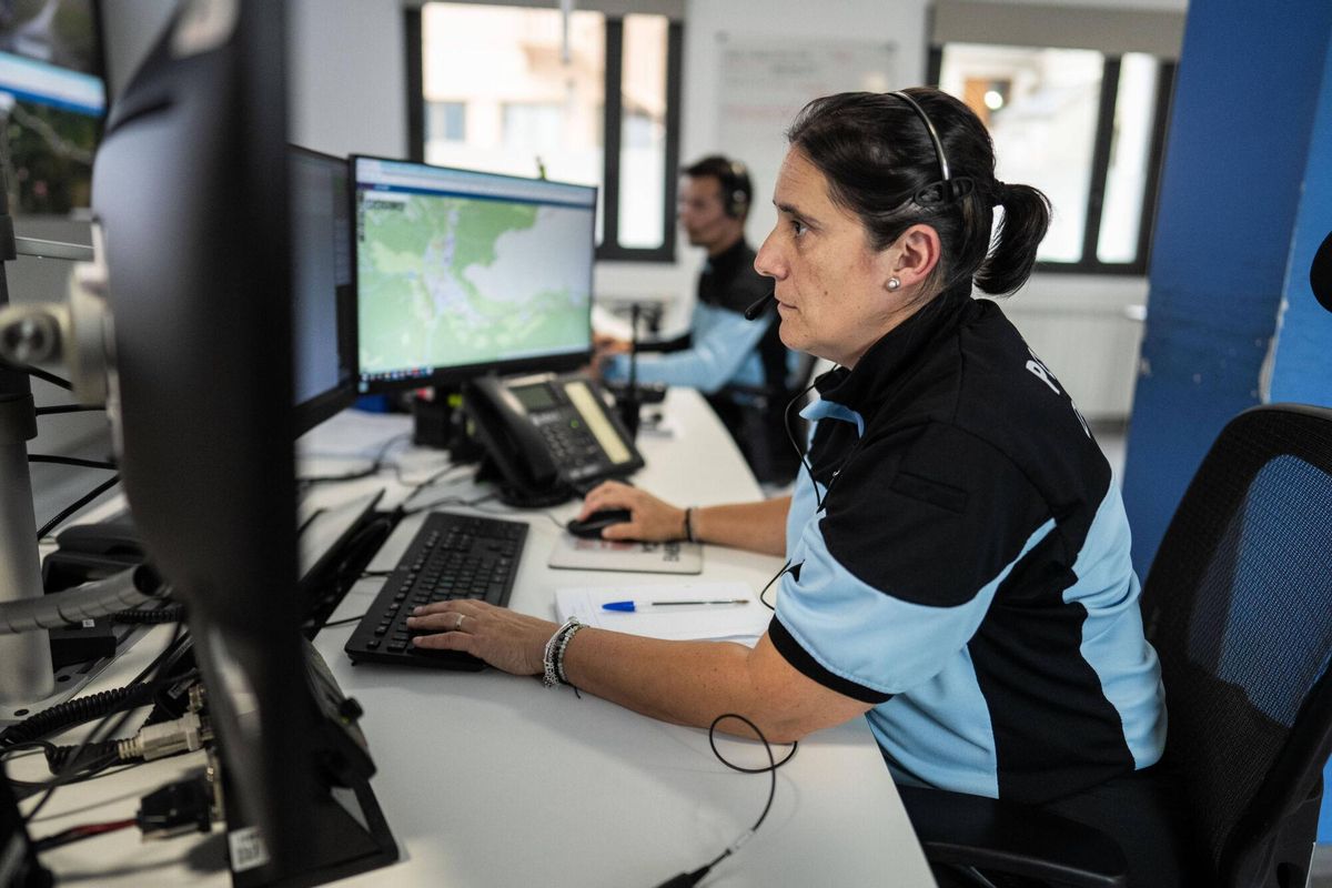 Anna Fuentes Caseny y Felipe Martínez Siles en la Sala de Control de la Vall d'Arán durante un simulacro del equipo de emergencias de salvamento de montaña de la Vall d'Aran. FOTO de ZOWY VOETEN
