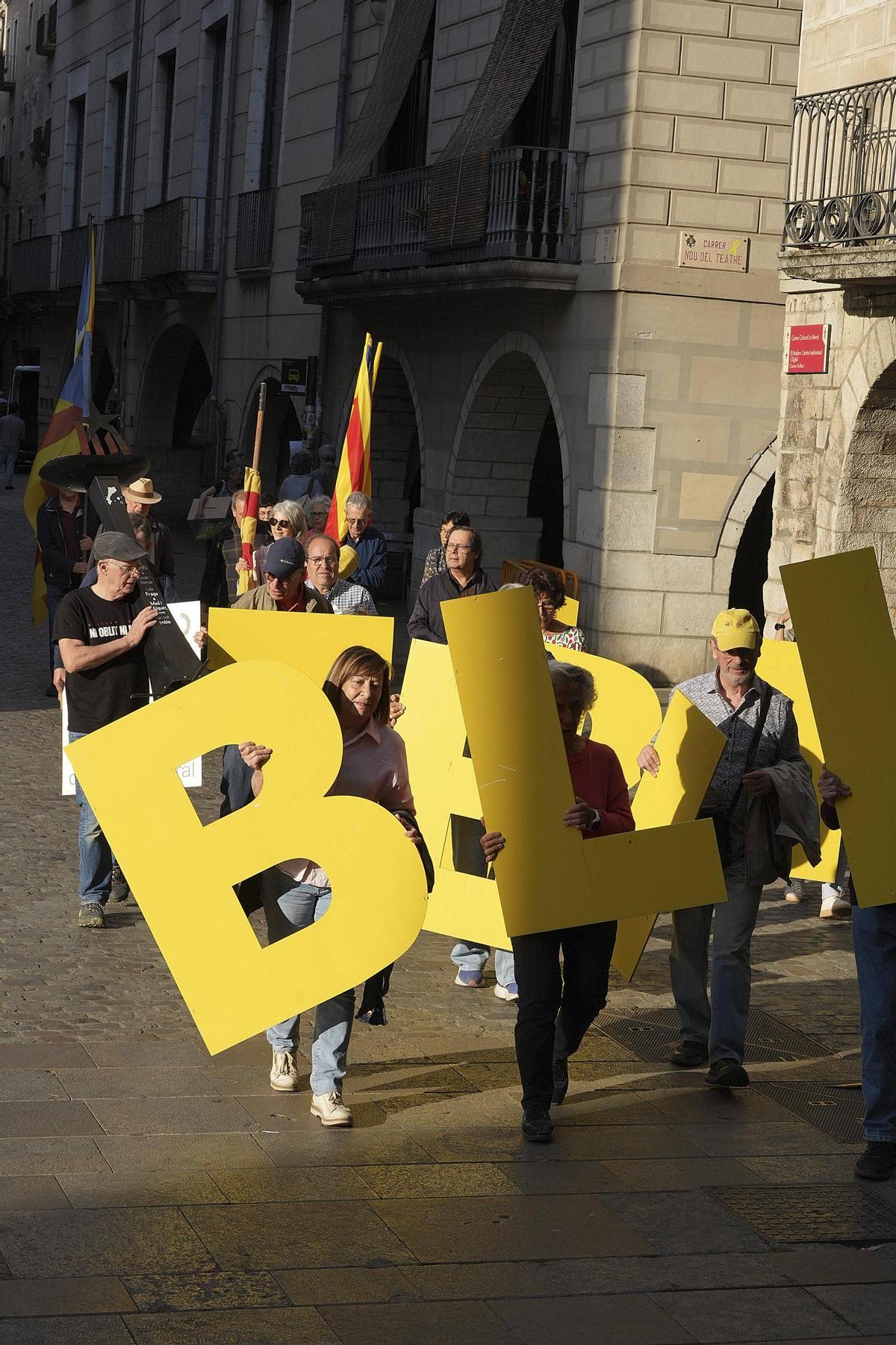 L'ADAC canvia de seu i fa moure les lletres de la paraula Llibertat pel Barri Vell de Girona
