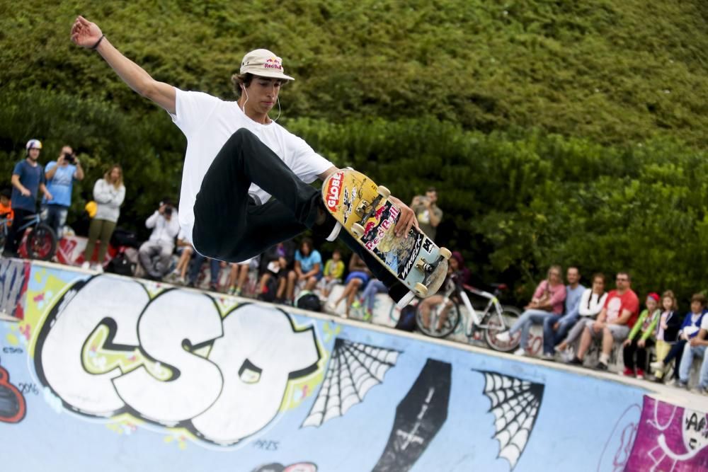 Espectáculo de BMX en el skatepark de Cimadevilla