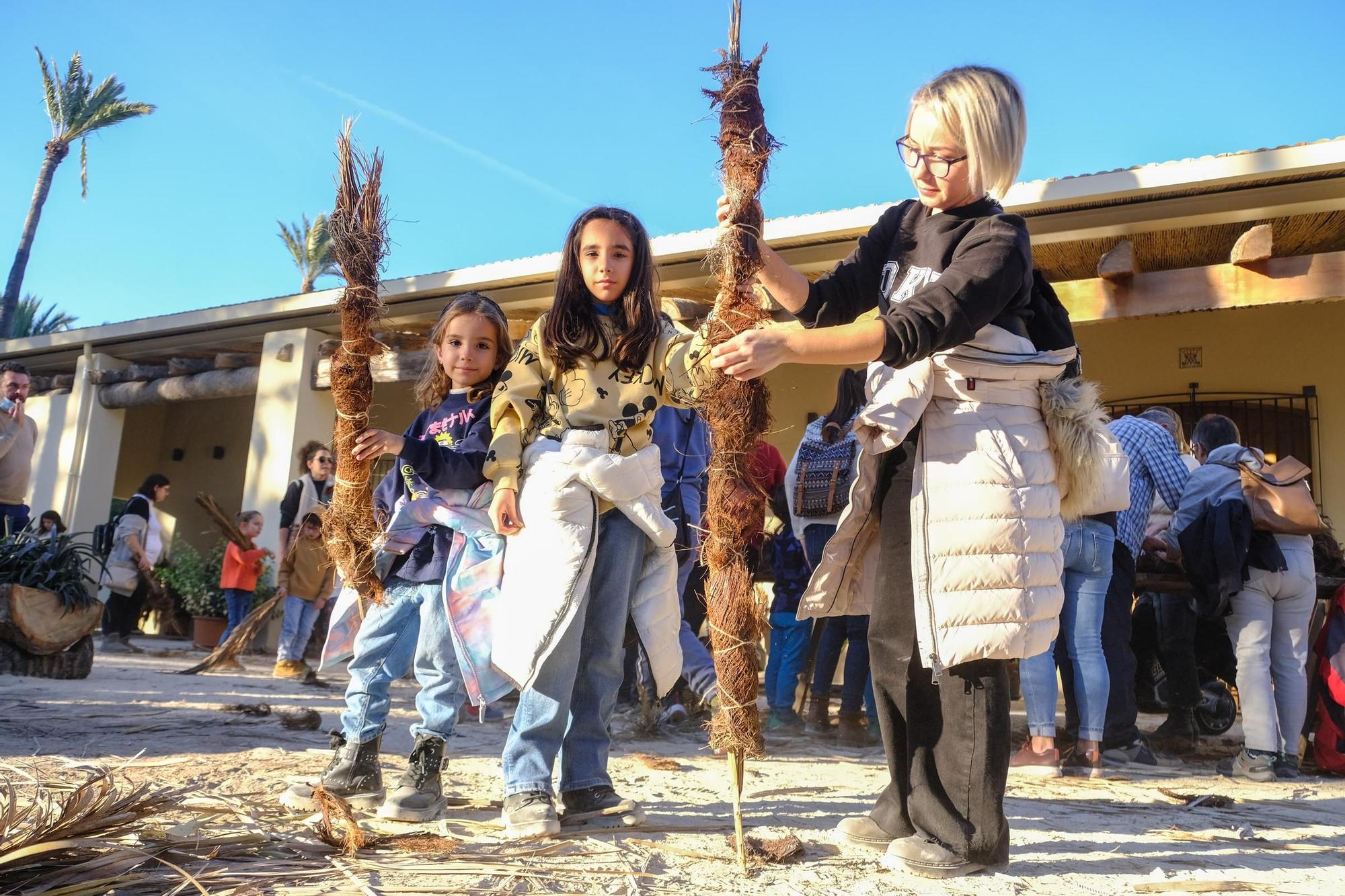 Taller de "atxes" en Elche para iluminarle el camino a los Reyes Magos