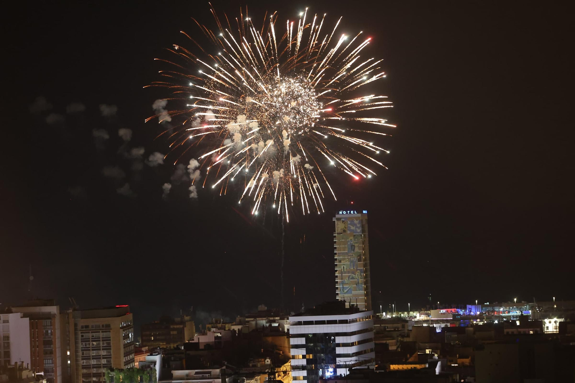 Así ha sido el espectáculo de la pirotecnia Gironina desde el Castillo de San Fernando en Alicante