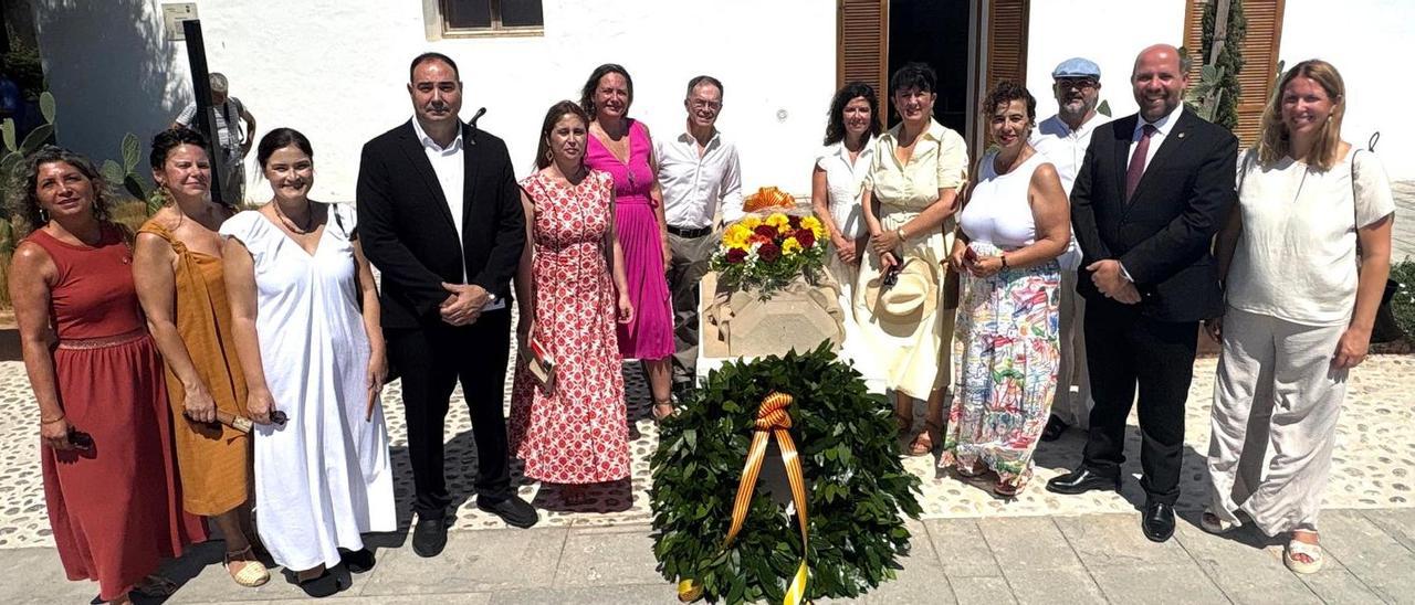 Integrantes de FSE-PSOE, este sábado, junto a la estatua de Guillem de Montgrí.
