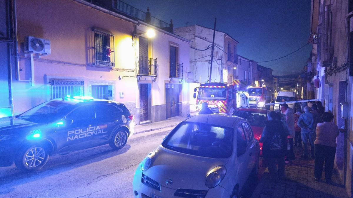Incertidumbre entre los vecinos, que observan la actuación de los bomberos en el incendio de una vivienda en Lucena.