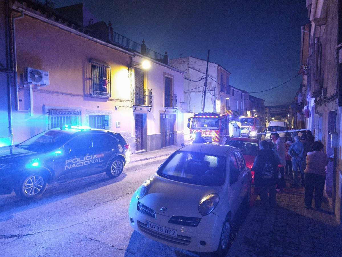 Incertidumbre entre los vecinos, que observan la actuación de los bomberos en el incendio de una vivienda en Lucena.