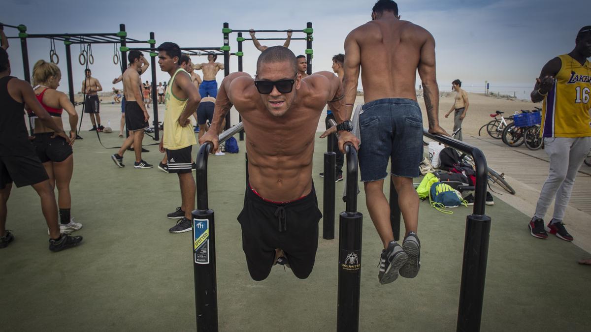 Gimnasia en la playa de la Barceloneta