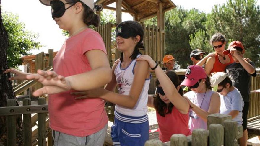 Niños participando en el campamento