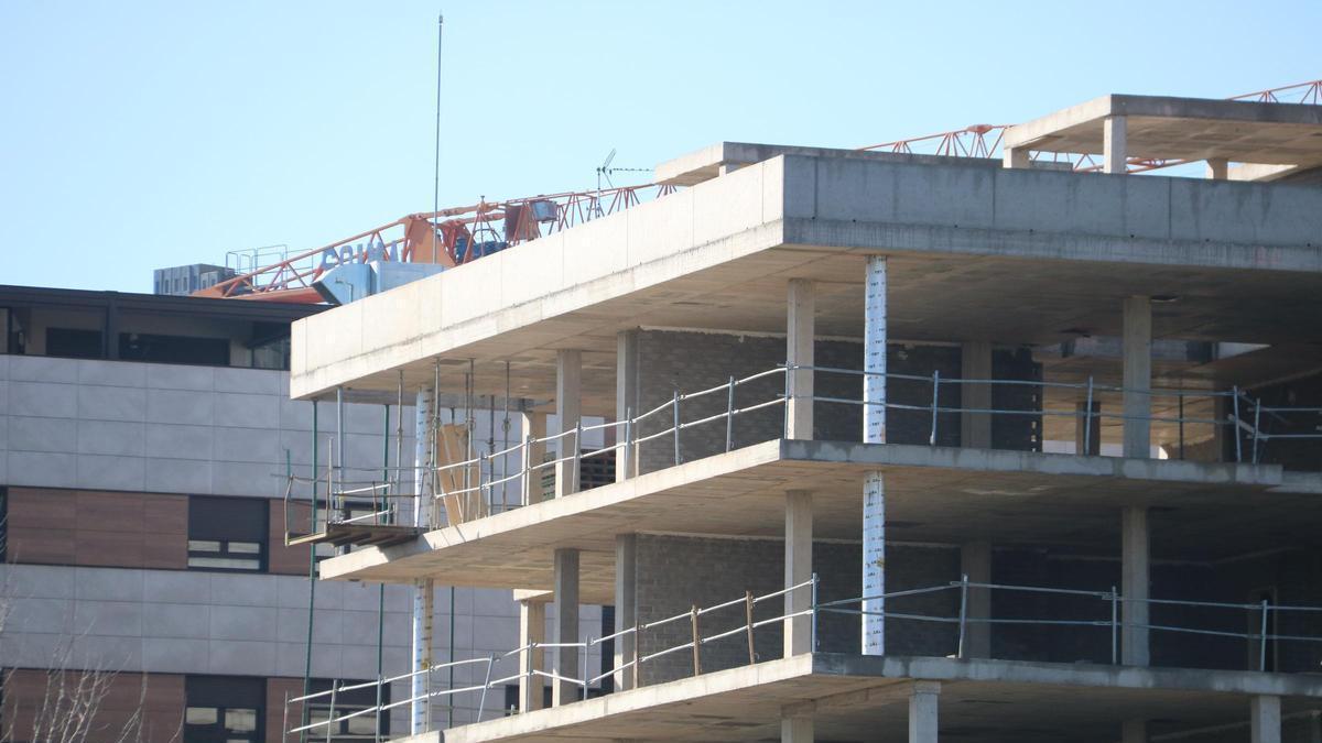 Bloc de pisos en construcció