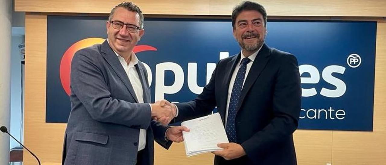 Luis Barcala le entrega los avales a Toni Pérez