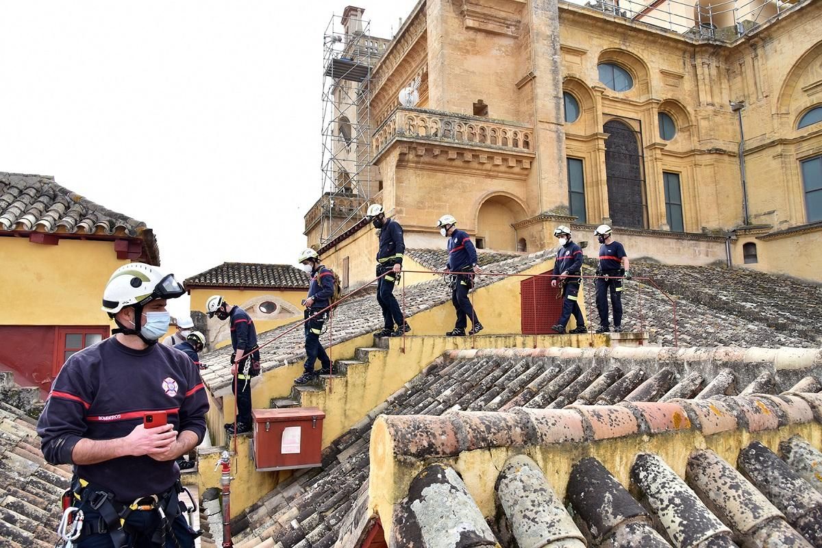 Los bomberos comprueban la seguridad antiincendios de la Mezquita-Catedral