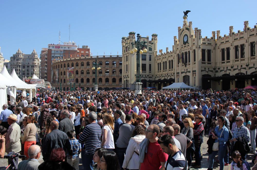 Ambiente fallero en las calles de València