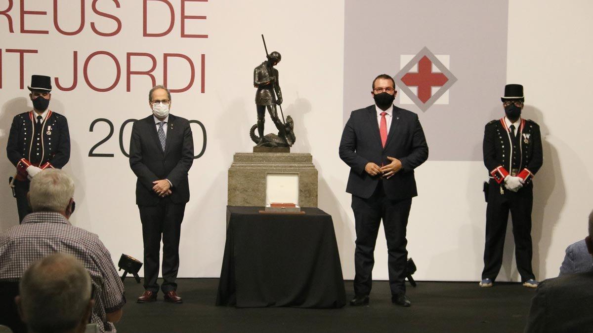 El alcalde David Bote ayer recogiendo en nombre de la Fundació Hospital la Creu de Sant Jordi