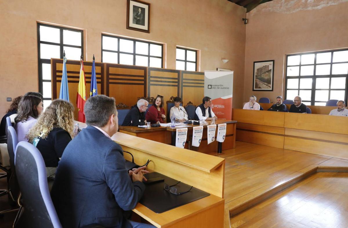 Un momento del encuentro celebrado en el Ayuntamiento de San Martín, con el alcalde en primer término. | FERNANDO RODRÍGUEZ