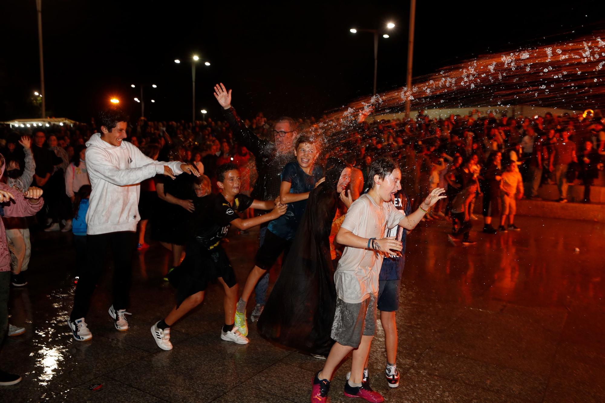 Miles de personas llenaron O Berbés durante la noche