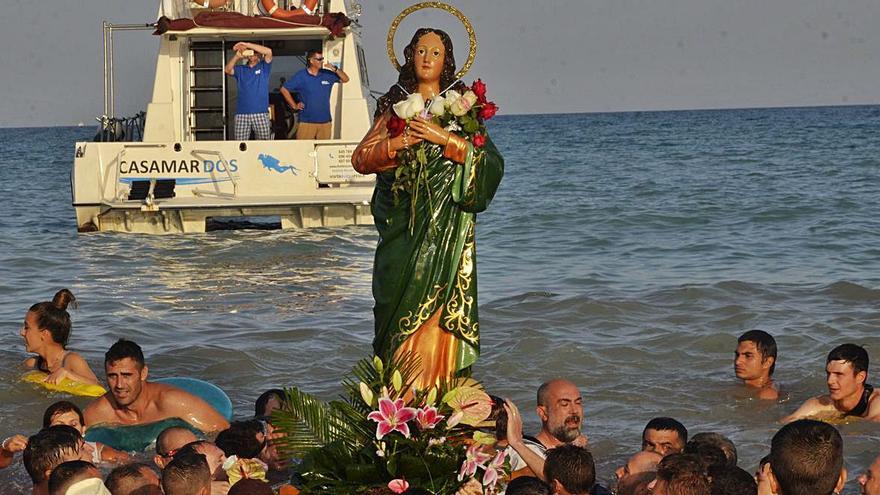 Esta imagen del desembarco de la patrona de Moncofa no se podrá repetir hasta el próximo año, debido al covid.  | MIGUEL A. SÁNCHEZ