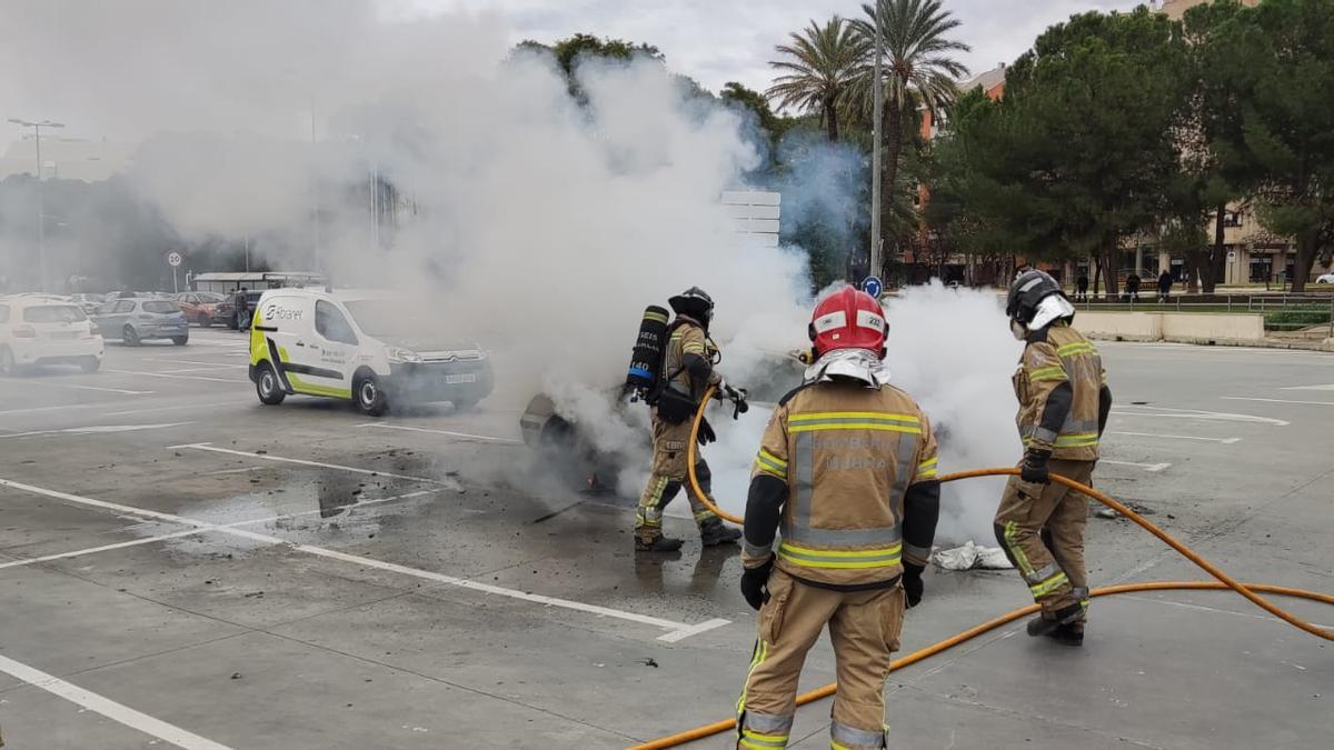 Los bomberos de Murcia apagan un coche incendiando en el parking del Carrefour Zaraiche de Murcia.