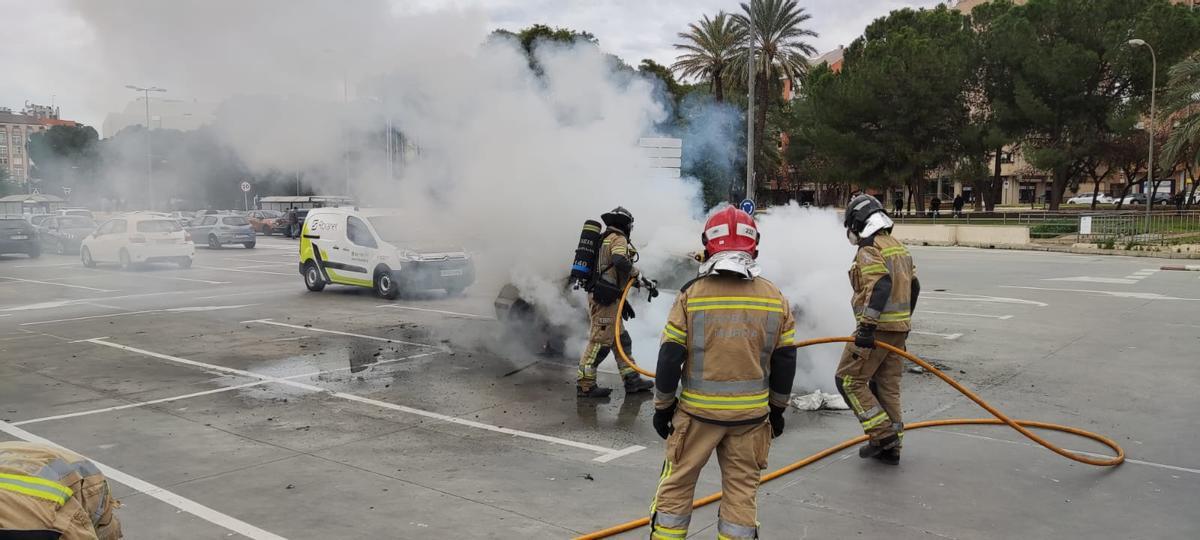 Los bomberos de Murcia apagan un coche incendiando en el parking del Carrefour Zaraiche de Murcia.