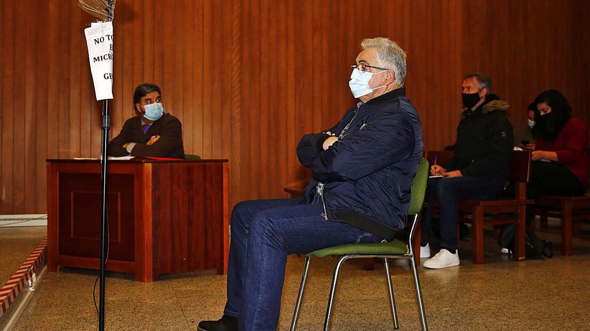 El acusado, ayer, en el juicio celebrado en el juzgado de lo Penal 3 de Pontevedra. |   // RAMÓN LEIRO / POOL