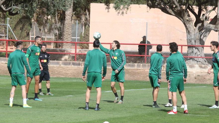 Los jugadores del Elche, durante el entrenamiento del ayer viernes