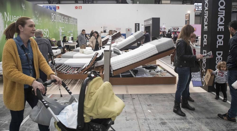 Cientos de visitantes descubren las novedades en el sector de los electrodomésticos, los muebles y la decoración en la primera Feria Hogar Factory de Vigo.