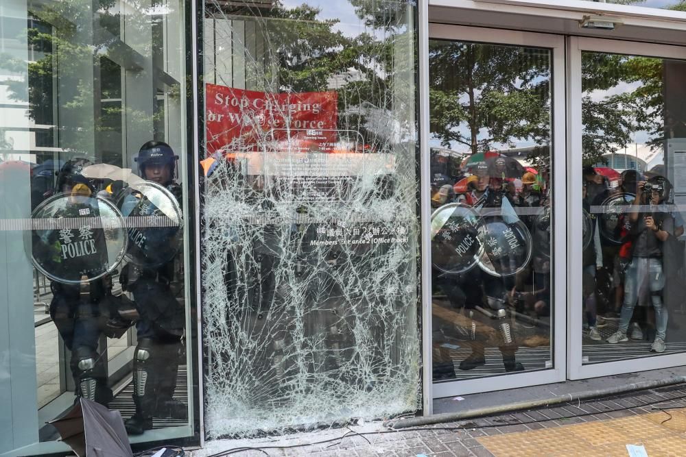 Policías y manifestantes hongkoneses chocan en ...