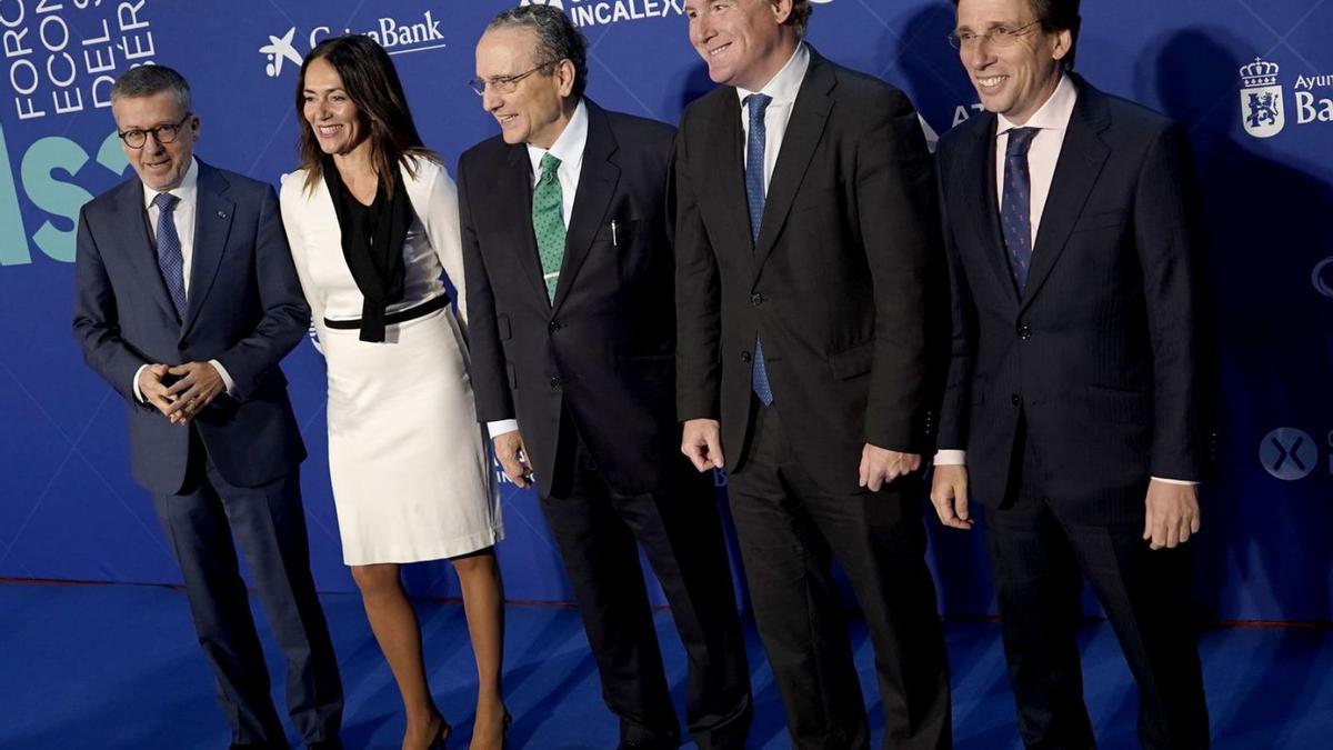 D’esquerra a dreta, Carlos Moedas, alcalde de Lisboa; María Ortiz, directora general de Prensa Ibérica a  Extremadura; Javier Moll, president de Prensa Ibérica; Ignacio Gragera, alcalde de Badajoz, i José Luis  Martínez-Almeida, alcalde de Madrid, ahir al Fòrum Impulsa per al desenvolupament del sud-oest ibèric. | JOSÉ LUIS ROCA