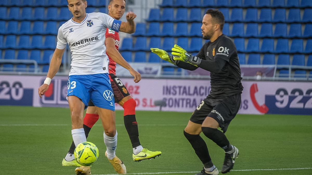 Álex Muñoz trata de llegar al balón ante Parera