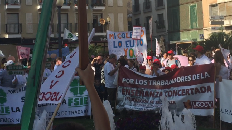 Más de 500 personas se manifiestan por la supresión de tres aulas en la concertada