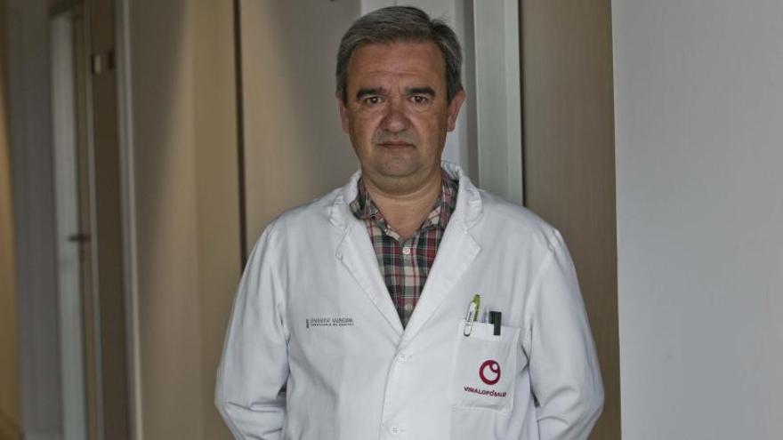 El doctor Juan Antonio Galán, en el Hospital del Vinalopó