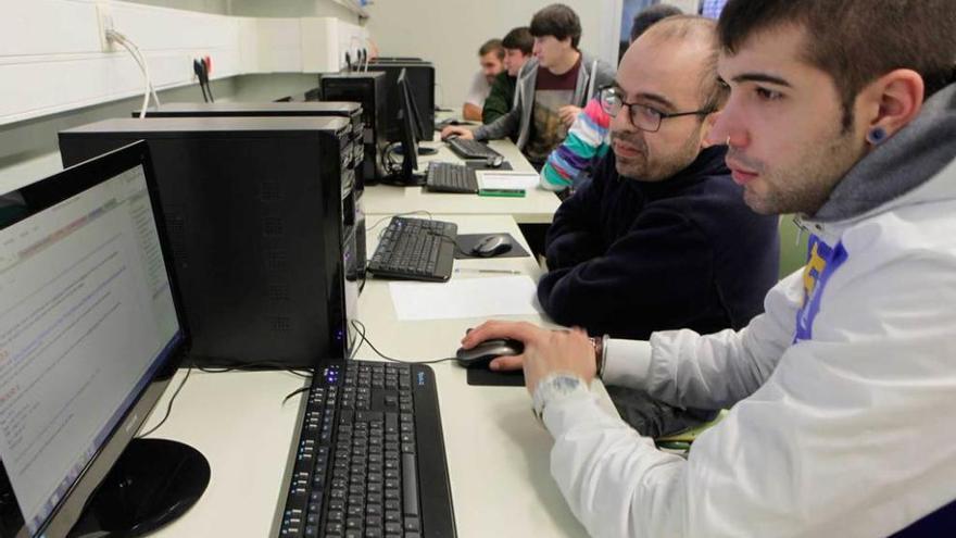 Los alumnos José Ramón y Javier Rodríguez, en una clase.