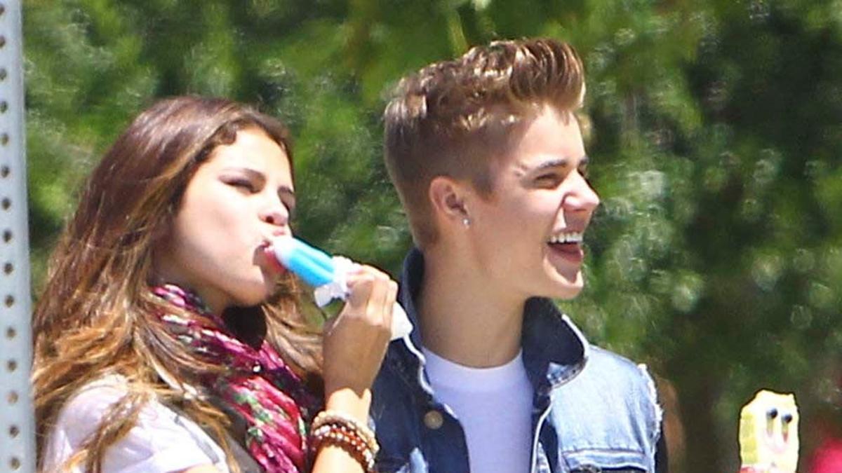 2012_ Justin Buever y Selena Gomez se comen un helado