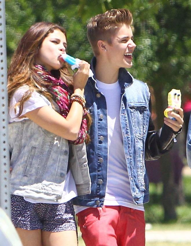 2012_ Justin Buever y Selena Gomez se comen un helado