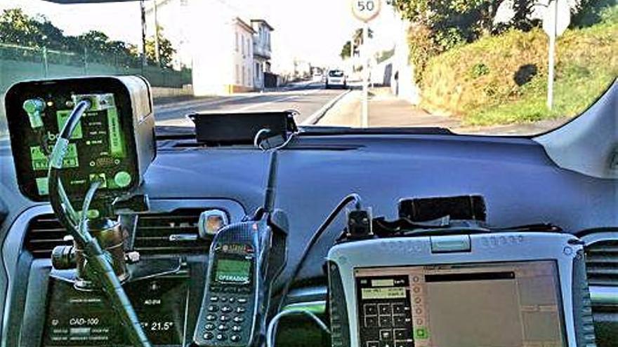 Imagen de un vehículo con radar en una carretera de Cambre.