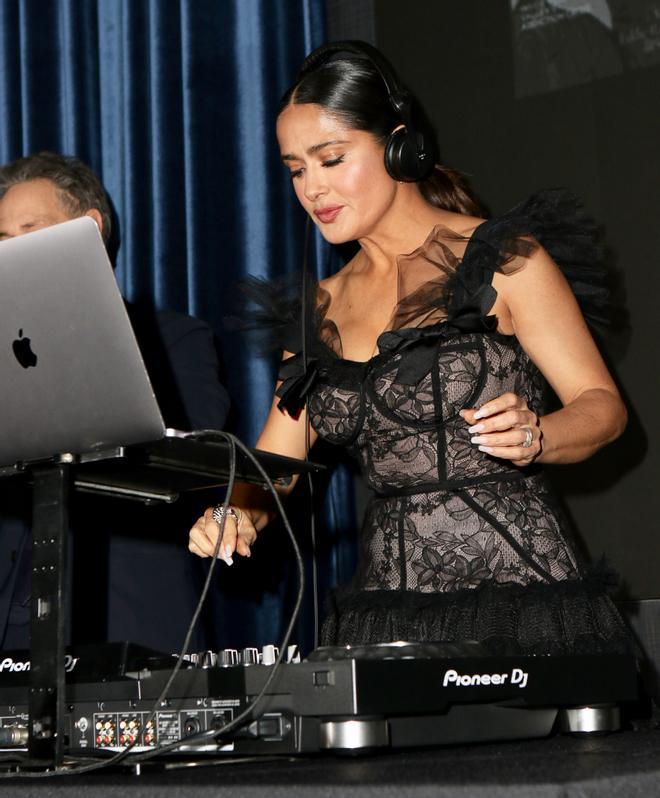 Salma Hayek ejerciendo de DJ en una fiesta