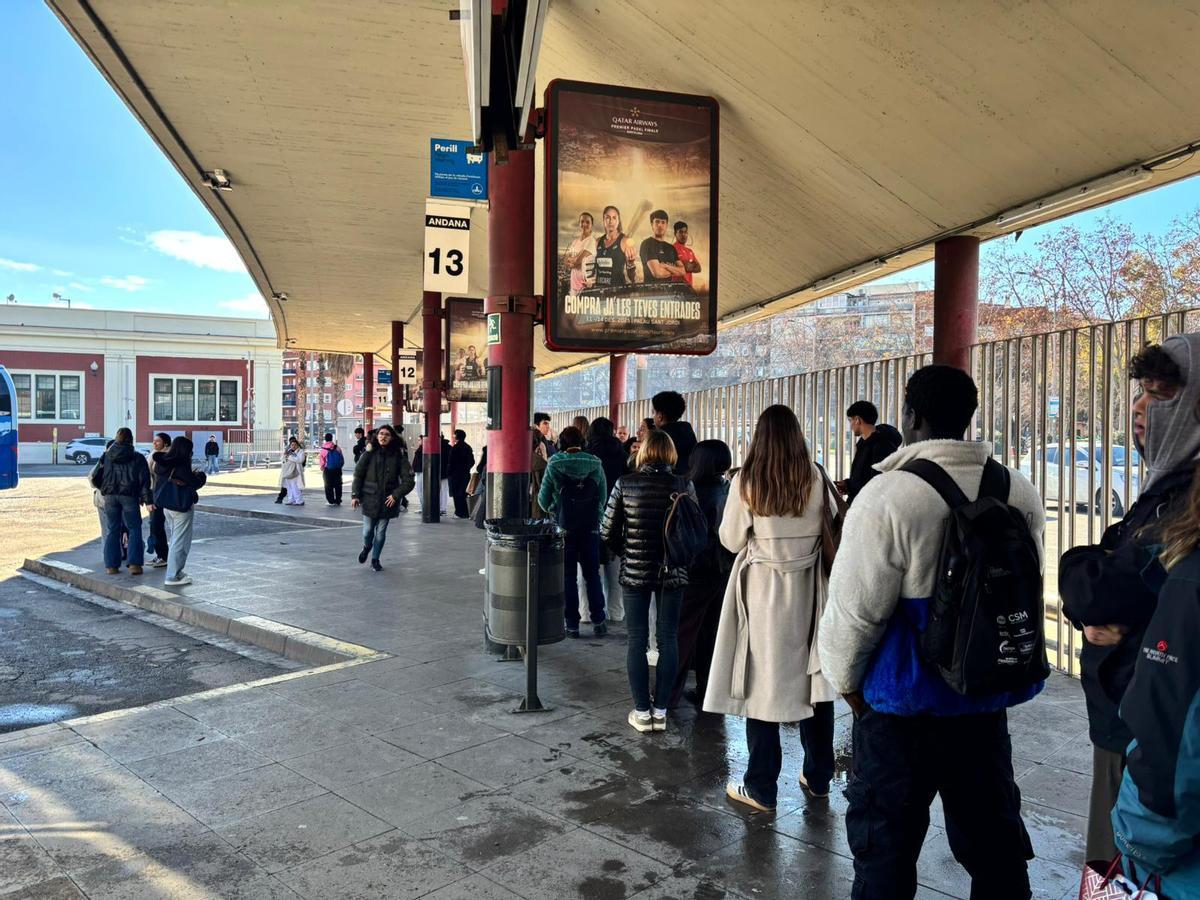Largas colas en la estación de buses de Fabra i Puig el segundo día de parón de Rodalies.