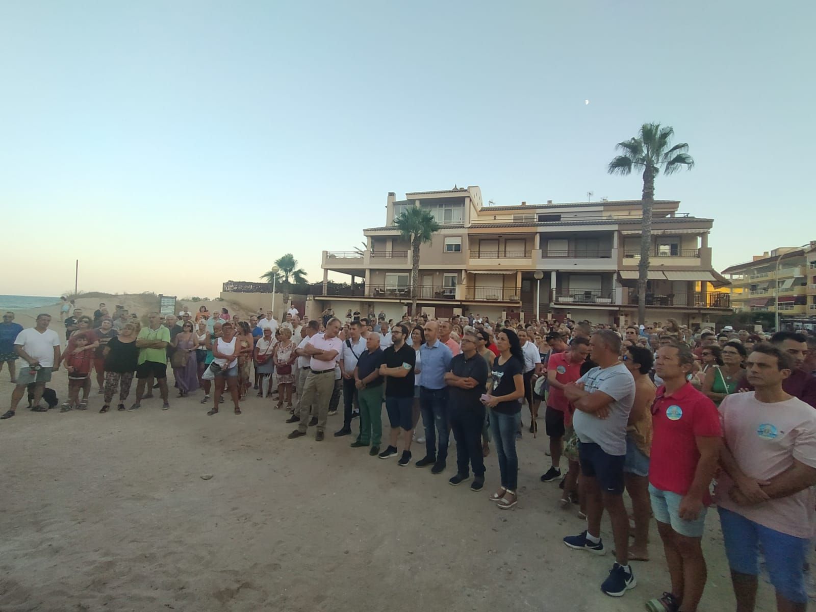 Miles de vecinos de los pueblos de la costa protestan contra los derribos en primera línea