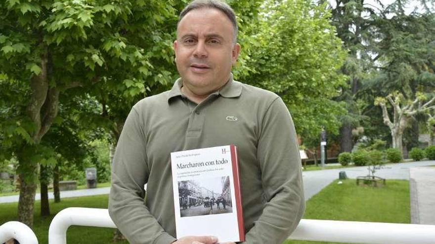 Julio Prada con un ejemplar de su nuevo libro. // Fdv