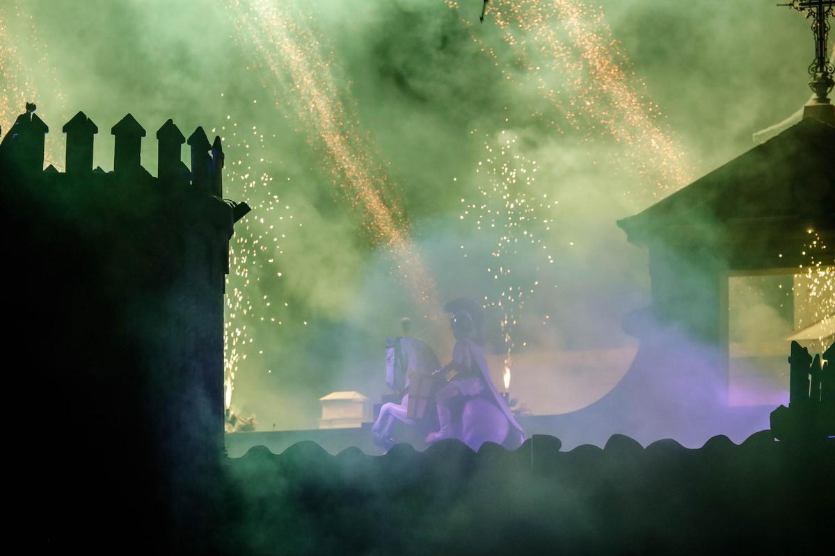 Sant Jordi aparece en el castillo con su nuevo corcel