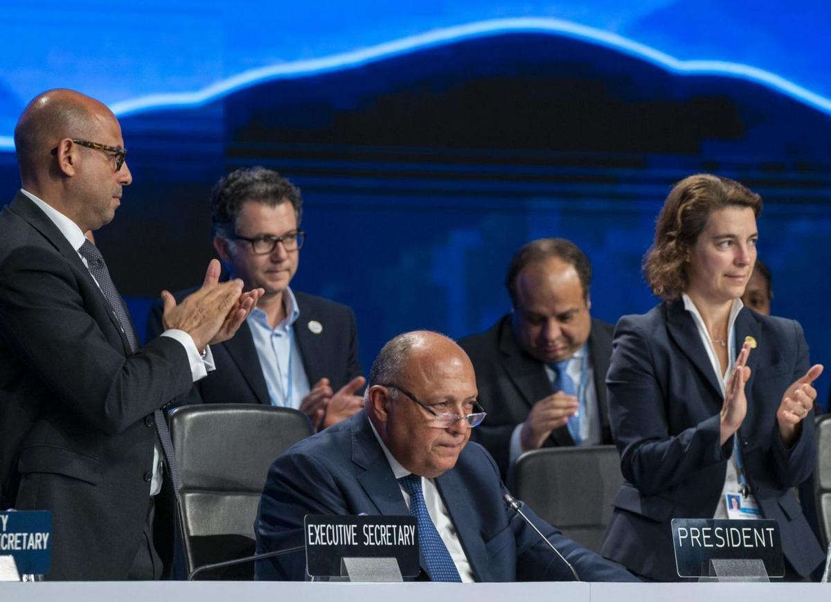 El presidente de la cumbre, Sameh Shoukry, sentado, recibe el aplauso de los participantes. |   // C. GATEAU