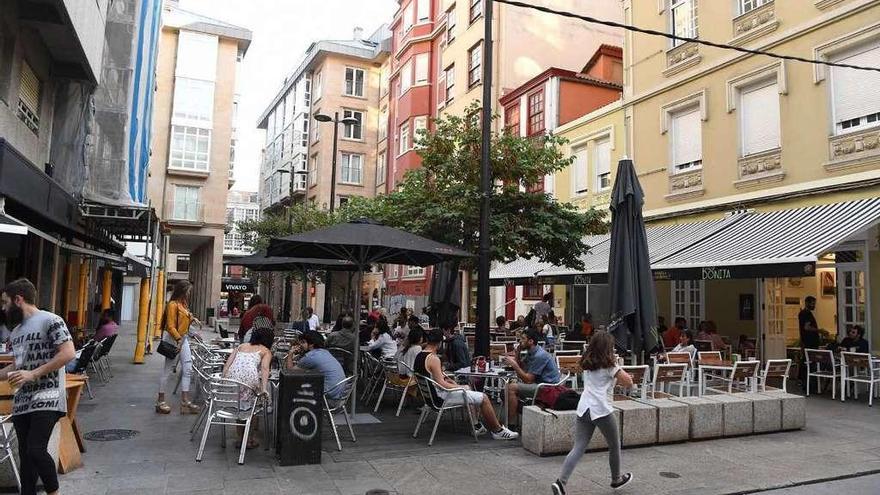 Las terrazas de los locales de la plaza de la Cormelana.