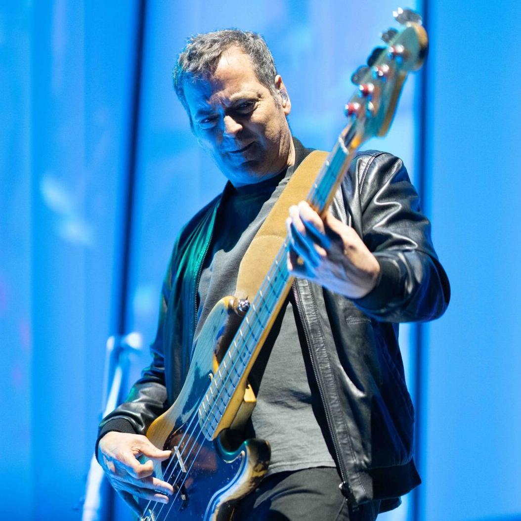 Álvaro Fuentes, bajista de La Oreja de Van Gogh, durante un concierto.