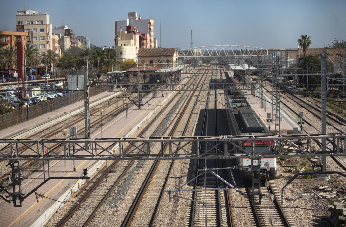 Vías del tren a su paso por Sagunt.