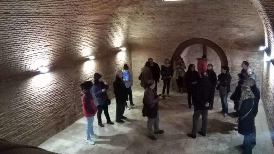 Visitantes admiran una de las bodegas subterráneas tradicionales que se conservan en Toro.